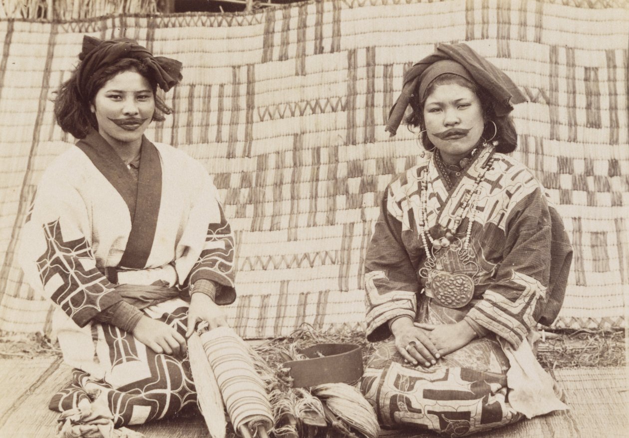Ainu Women, noin 1890-luku (gelatiinihopeaprintti) tekijältä Kenzô Tamoto