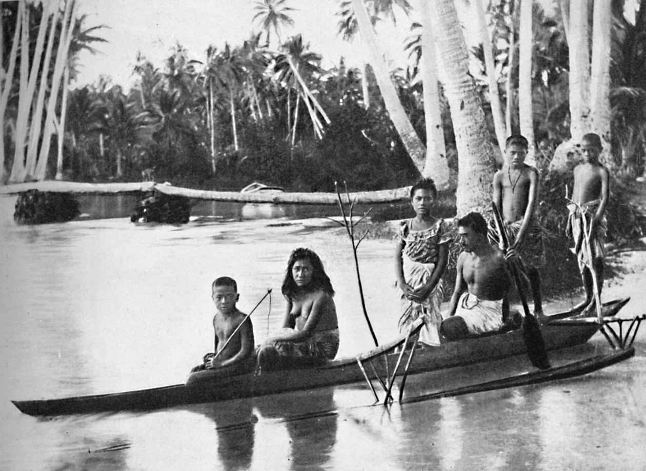 Samoalainen kanootti tukijaloilla ja sen matkustajat, 1902 tekijältä Kerry and Co