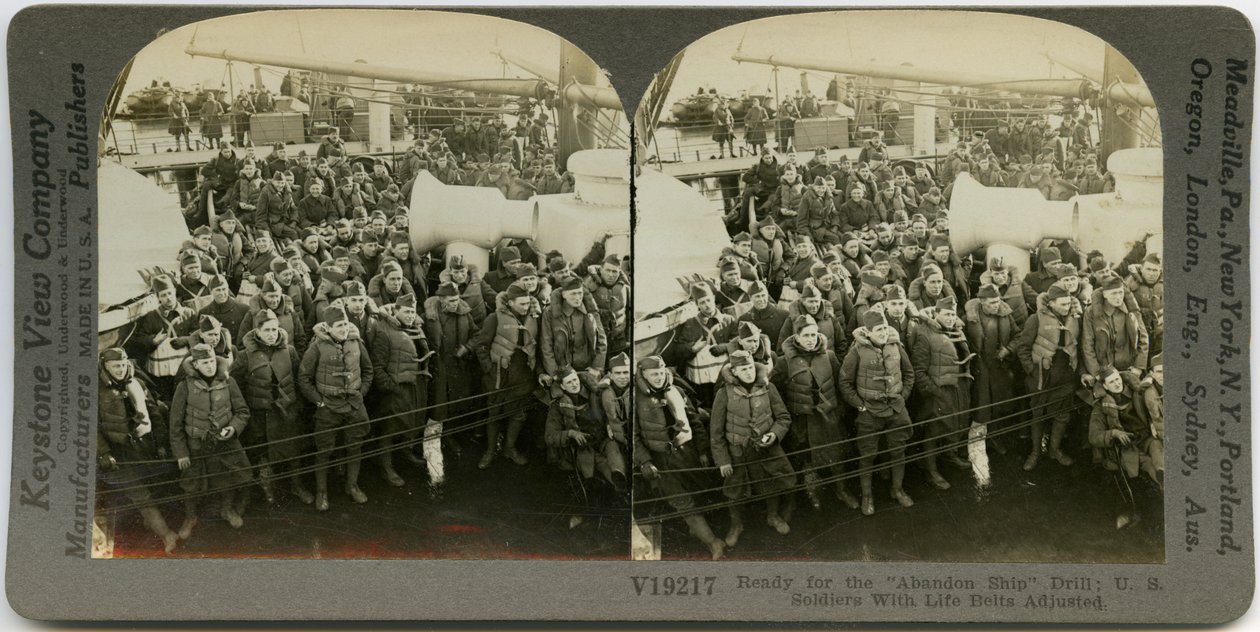 Vaakasuora, seepia -stereokortti, jossa näkyy univormussa olevia amerikkalaisia sotilaita, joilla on pelastusliivit seisomassa ja istumassa laivan kannella. Keystone Stereograph numero V19217. Otsikko lukee tekijältä Keystone View Company