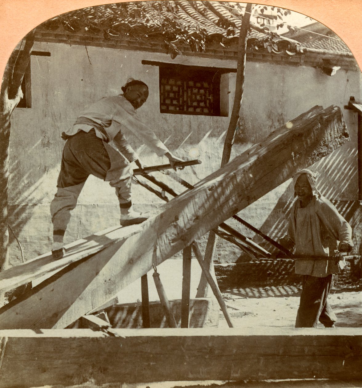 Kiinalainen saha, Peking, Kiina, 1900. tekijältä Keystone View Company