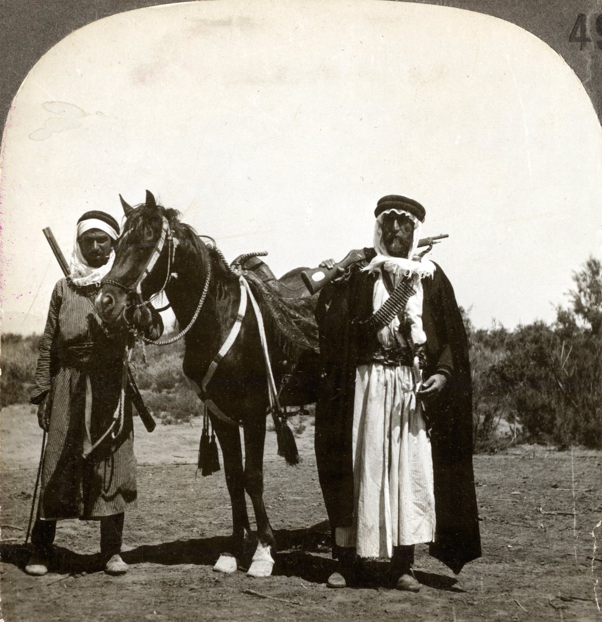 Sheikh ja hänen henkivartijansa, Syyria, 1900-luku. tekijältä Keystone View Company