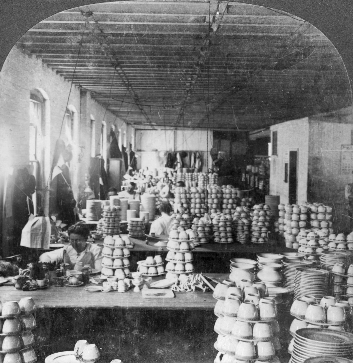 Taiteilijat koristelevat posliinitavaroita, Trenton, New Jersey, USA, 1900-luvun alku tekijältä Keystone View Company