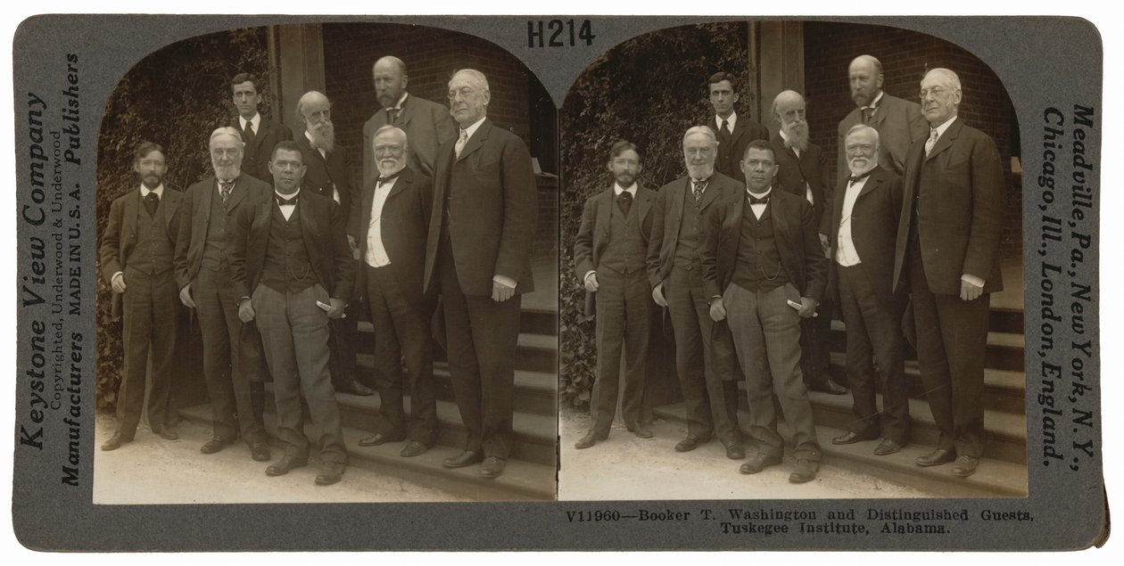 "Booker T. Washington ja arvovaltaisia vieraita, Tuskegee-instituutti, Alabama", huhtikuu 1906 (kuva). tekijältä Keystone View Company