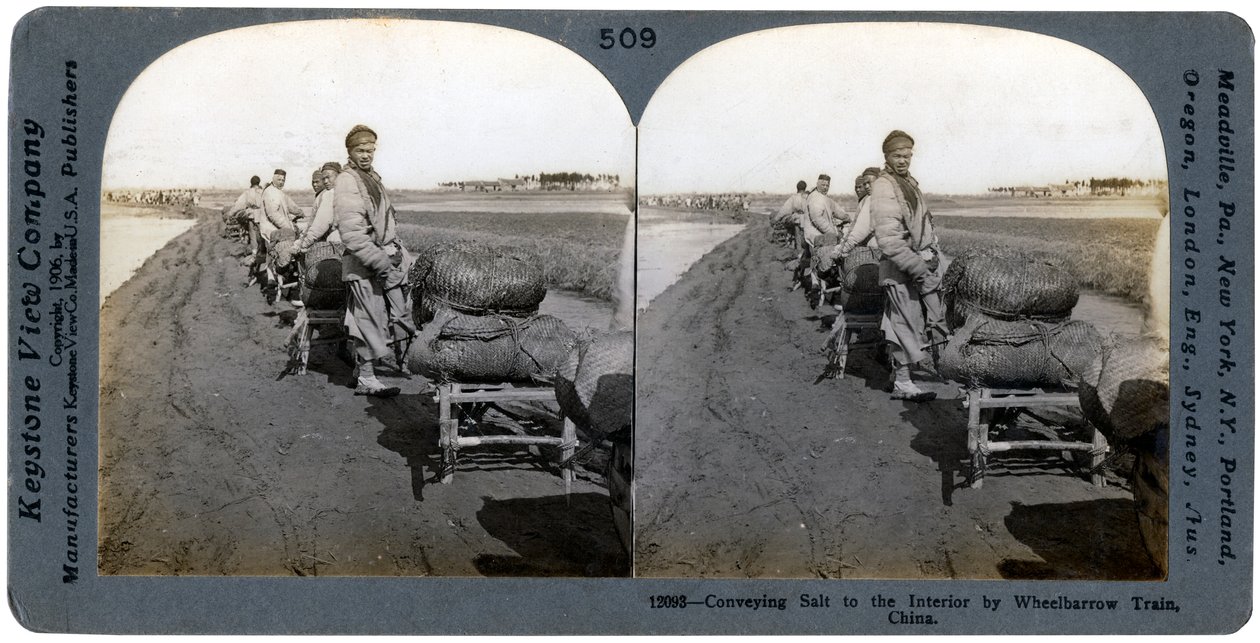 Suolan kuljettaminen sisätiloihin kottikärryillä, Kiina, 1906 tekijältä Keystone View Company