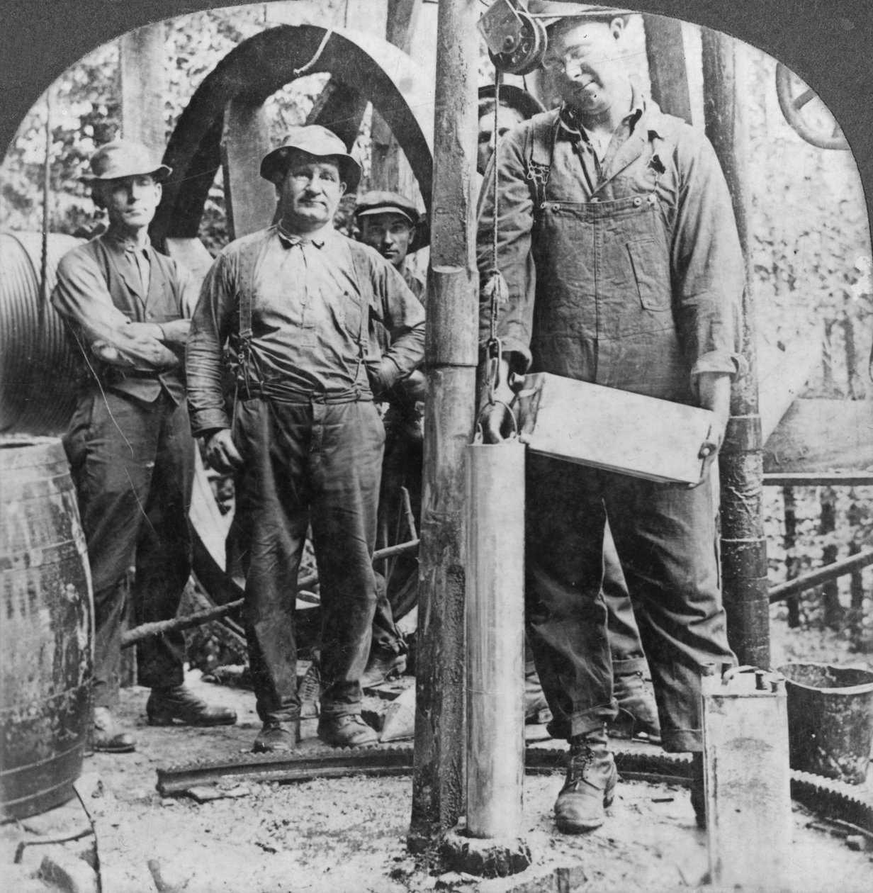 Kuoren täyttäminen nitroglyseriinillä, öljykenttä Pennsylvaniassa, USA:ssa, 1900-luvun alku tekijältä Keystone View Company
