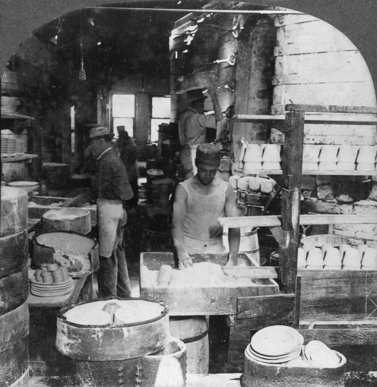 Astioiden poltto Noted Pottery Centressä, Trenton, New Jersey, USA, 1900-luvun alku tekijältä Keystone View Company