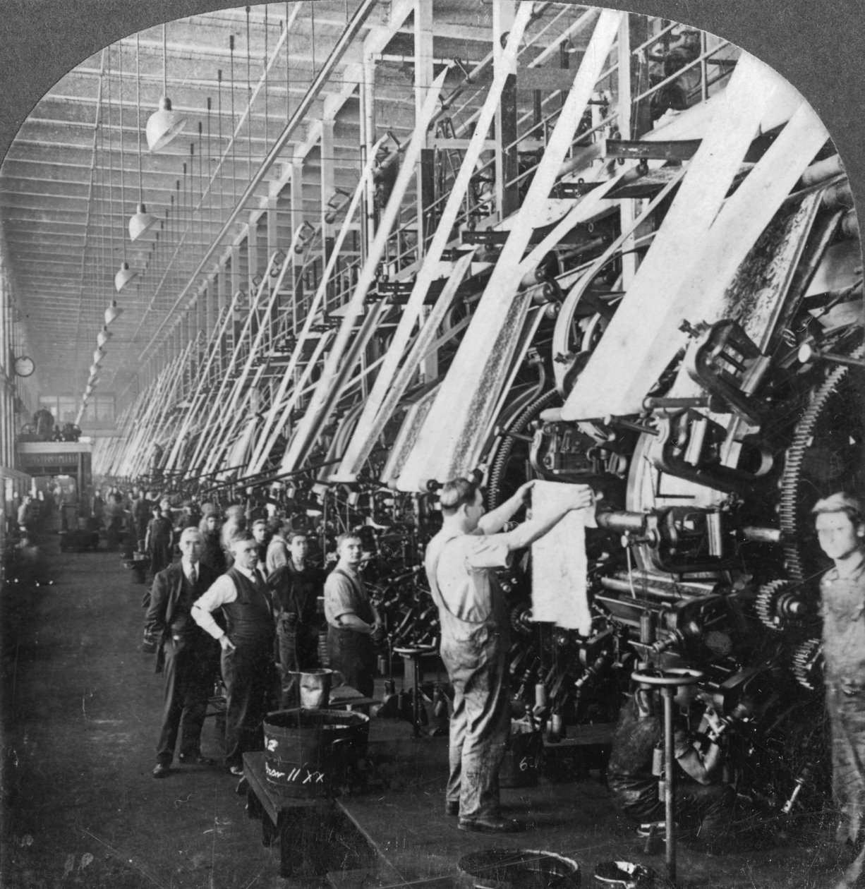 Yleisnäkymä suuresta painohuoneesta puuvillatehtaassa, Lawrence, Massachusetts, USA, 1900-luku tekijältä Keystone View Company