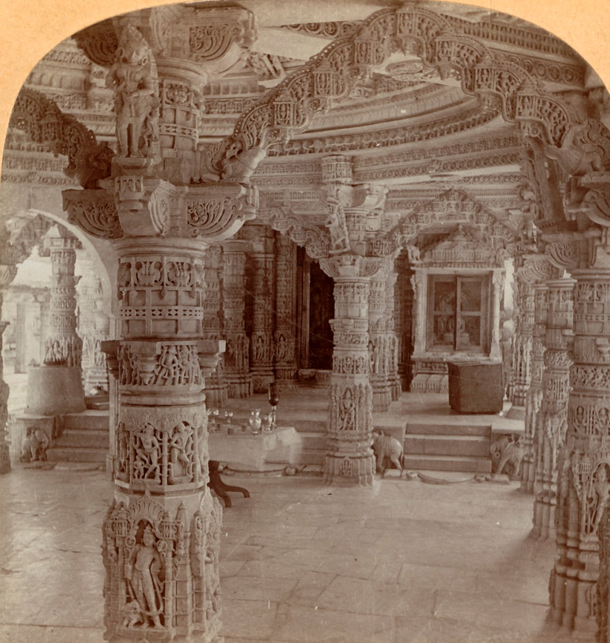 Sisustus, Dilwara-temppeli, Mount Abu, Intia, 1901. tekijältä Keystone View Company