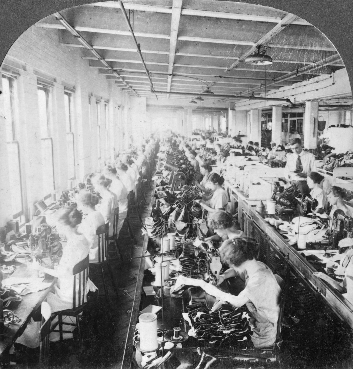 Ompeluhuone suuressa kenkätehtaassa, Syracuse, New York, USA, 1900-luvun alku tekijältä Keystone View Company