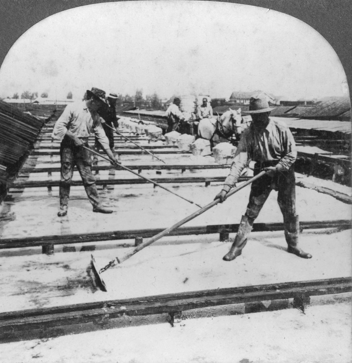 Auringon haihdutus, suolan valmistus, Syracuse, New York, USA, 1900-luku tekijältä Keystone View Company