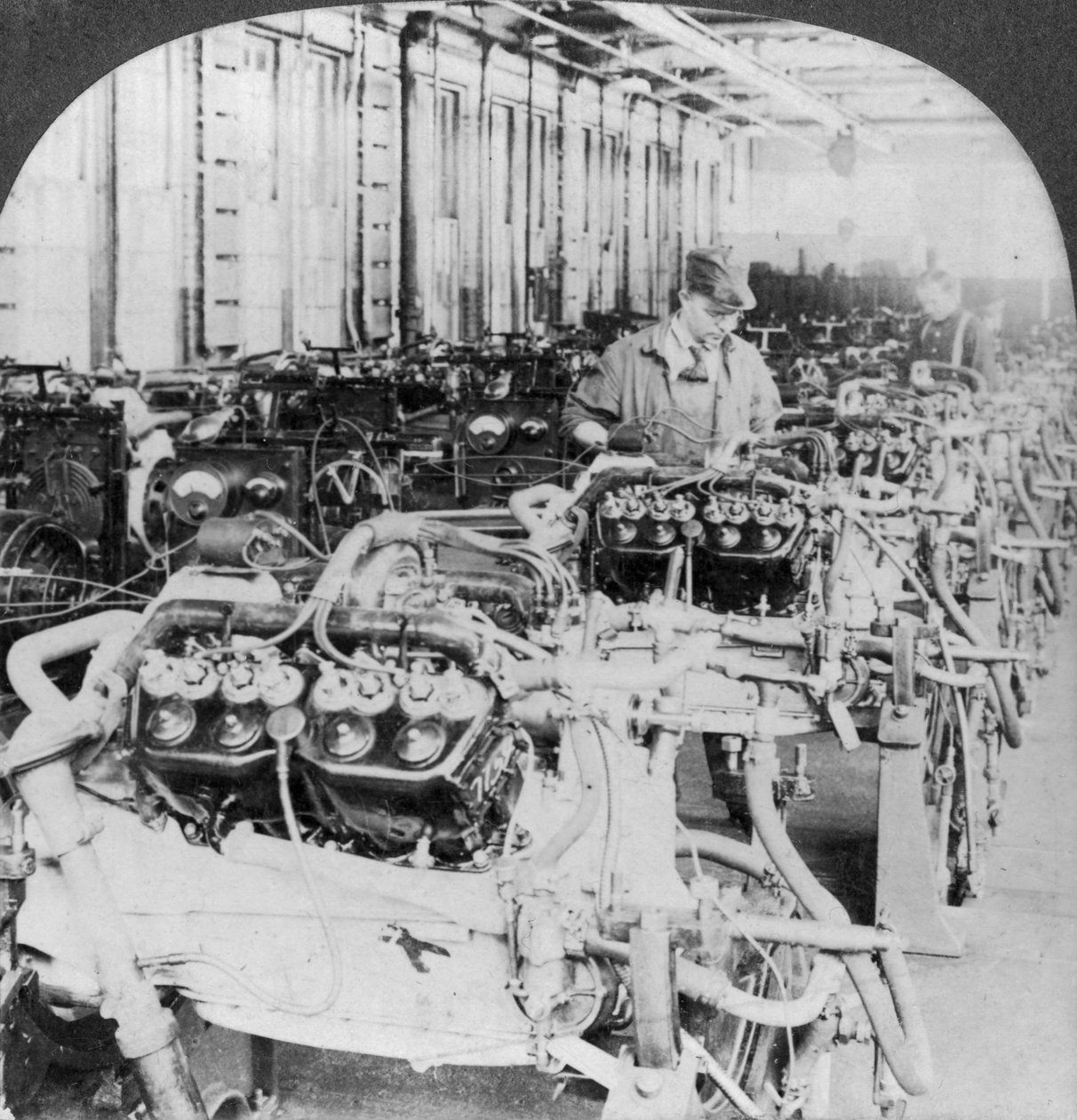 Moottoreiden testaus autotehtaalla, Detroit, Michigan, USA, 1900-luku tekijältä Keystone View Company