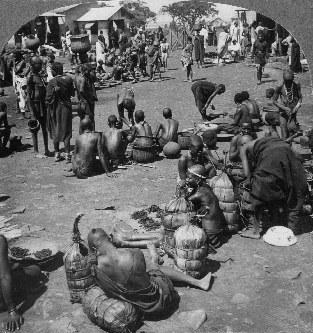 Alkuperäiset markkinat Port Florencessa, Lake Victoria, Kenia, c1901-c1903 tekijältä Keystone View Company