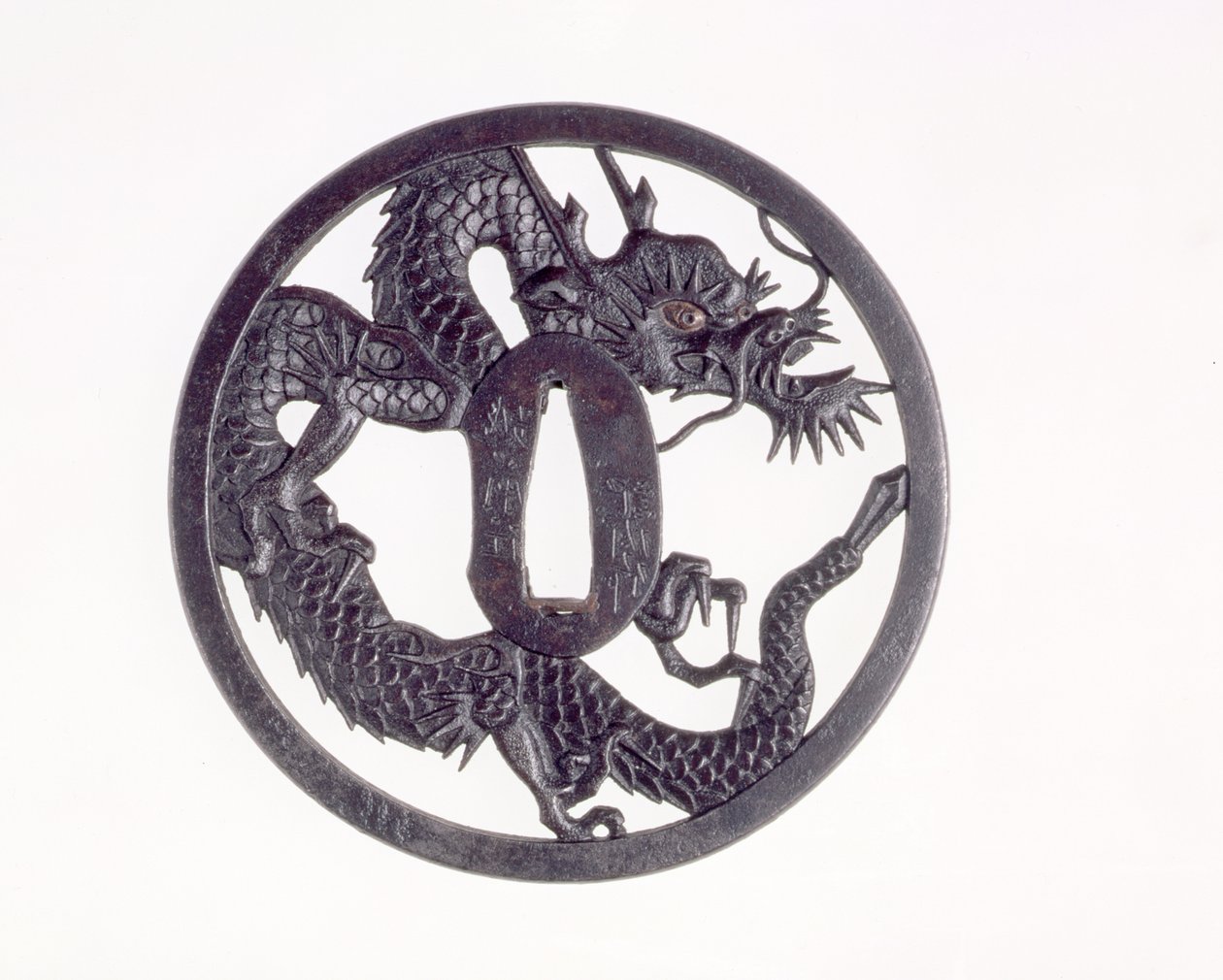Tsuba leikatulla lohikäärmeellä (rauta) tekijältä Kinai of Echizen