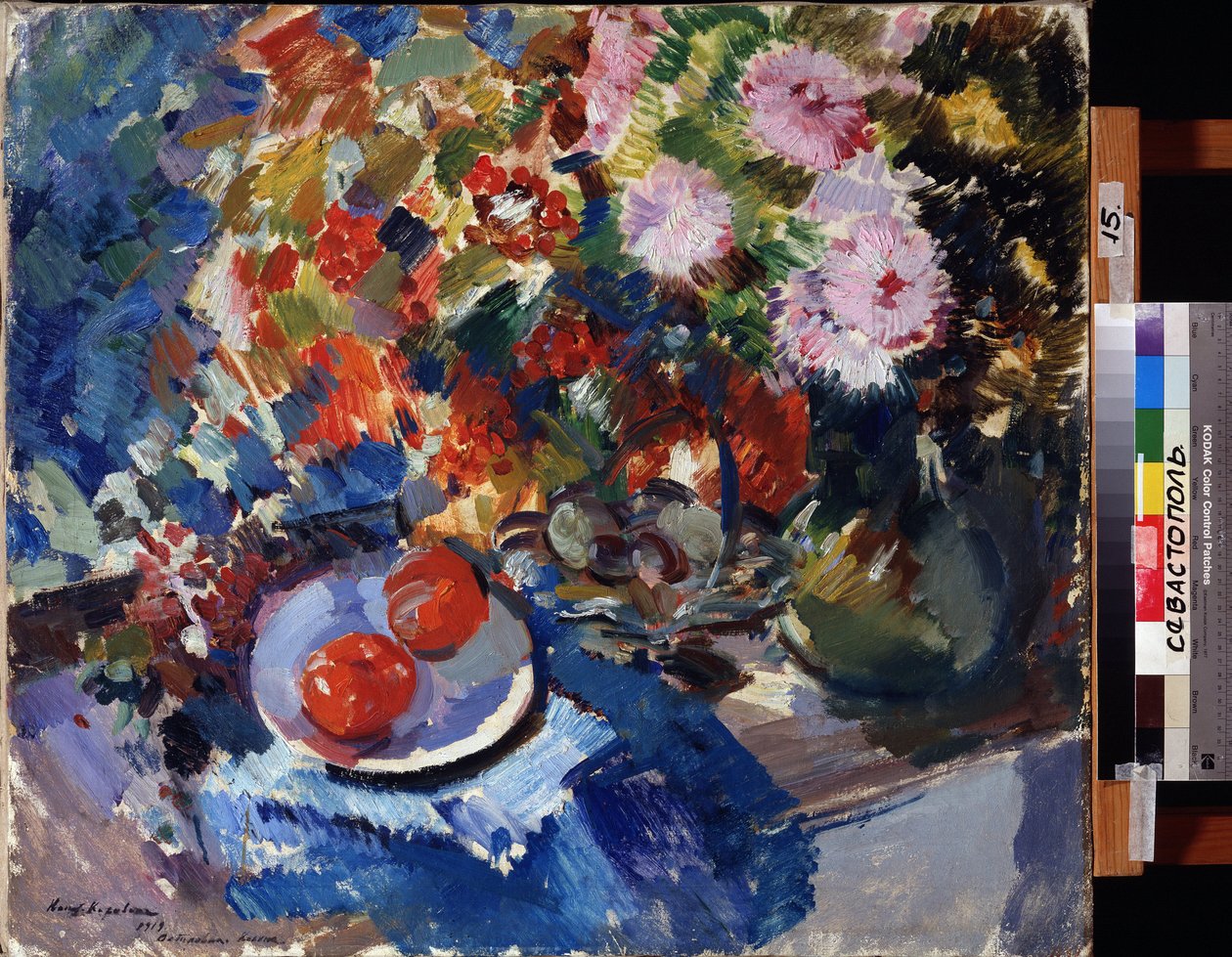 Asterit ja tomaatit (Asterit ja tomaatit). Asetelma, iso kukkakimppu ja lautanen, jossa on kaksi tomaattia, asetettu pöydälle. Maalaus Konstantin Aleksejevitš Korovin (Konstantin Korovin) (1861-1939), öljy kankaalle tekijältä Konstantin Alekseevich Korovin