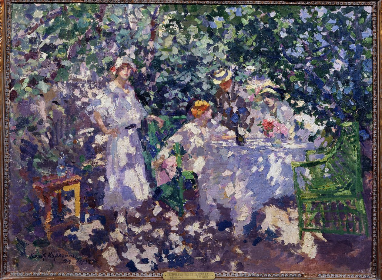 Puutarhassa (In the Garden). Lehtoon katettu pöytä, kesällä kolme nuorta naista ja mies istuvat, olkihatut päällään, hyödyntävät varjoa. Maalaus Konstantin Aleksejevitš Korovin (Konstantin Korovin) (1861-1939), öljy tekijältä Konstantin Alekseevich Korovin