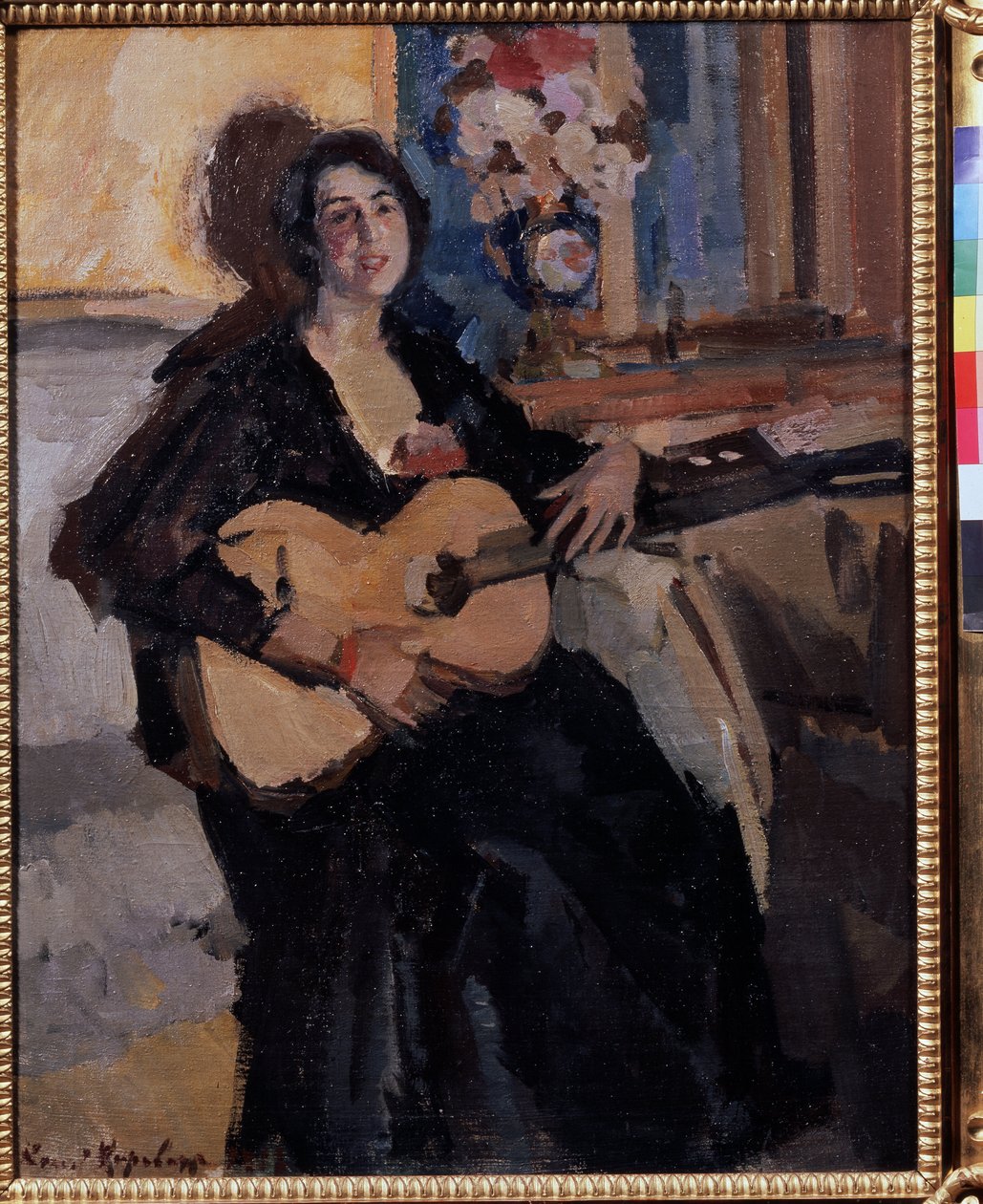 Nainen kitaran kanssa. (Nainen kitaralla). Hymyilevä, istuu penkillä, lähellä kukkakimppua ja pukeutunut mustaan. Maalaus Konstantin Aleksejevitš Korovin (Konstantin Korovin) (1861-1939), öljy kankaalle tekijältä Konstantin Alekseevich Korovin
