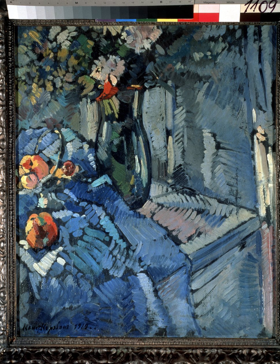 Kukat ja hedelmät. Asetelma, pöydän kulma puoliksi taitettu pöytäliina, jonka päälle on asetettu hedelmiä ja kukkamaljakko. Konstantin Aleksejevitš Korovin (Konstantin Korovin) (1861-1939) työ, tempera pahville tekijältä Konstantin Alekseevich Korovin