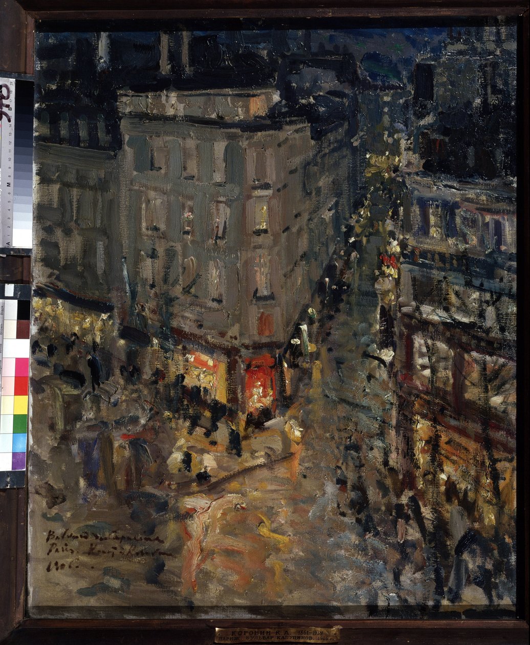 Paris, Boulevard des Capucines (Pariisi, Boulevard des Capucines). Näkymä Boulevards des Capucinesin ja Boulevards Italiensin risteyksestä kesäyönä rakennukset ja kadun vilske katulamppujen valossa. Konstantin Alen maalaus tekijältä Konstantin Alekseevich Korovin