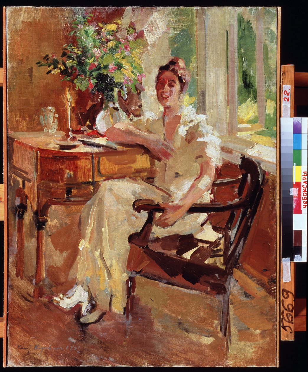 Nainen nojatuolissa (Nainen nojatuolissa). Muotokuva iloisesta nuoresta naisesta, joka nojaa pöytänsä päälle kukkakimpun kanssa. Maalaus Konstantin Aleksejevitš Korovin (Konstantin Korovin) (1861-1939), öljy kankaalle tekijältä Konstantin Alekseevich Korovin