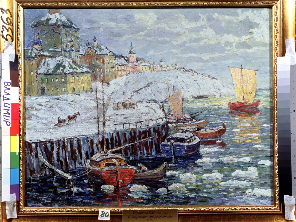 Pengerrys vanhassa venäläisessä kaupungissa. Kuvaus laitureista, joissa veneitä on ankkuroituna lumen peittämälle joelle, taustalla kaupunki ja lähtevä purjevene. Konstantinin maalaus (Co tekijältä Konstantin Ivanovich Gorbatov