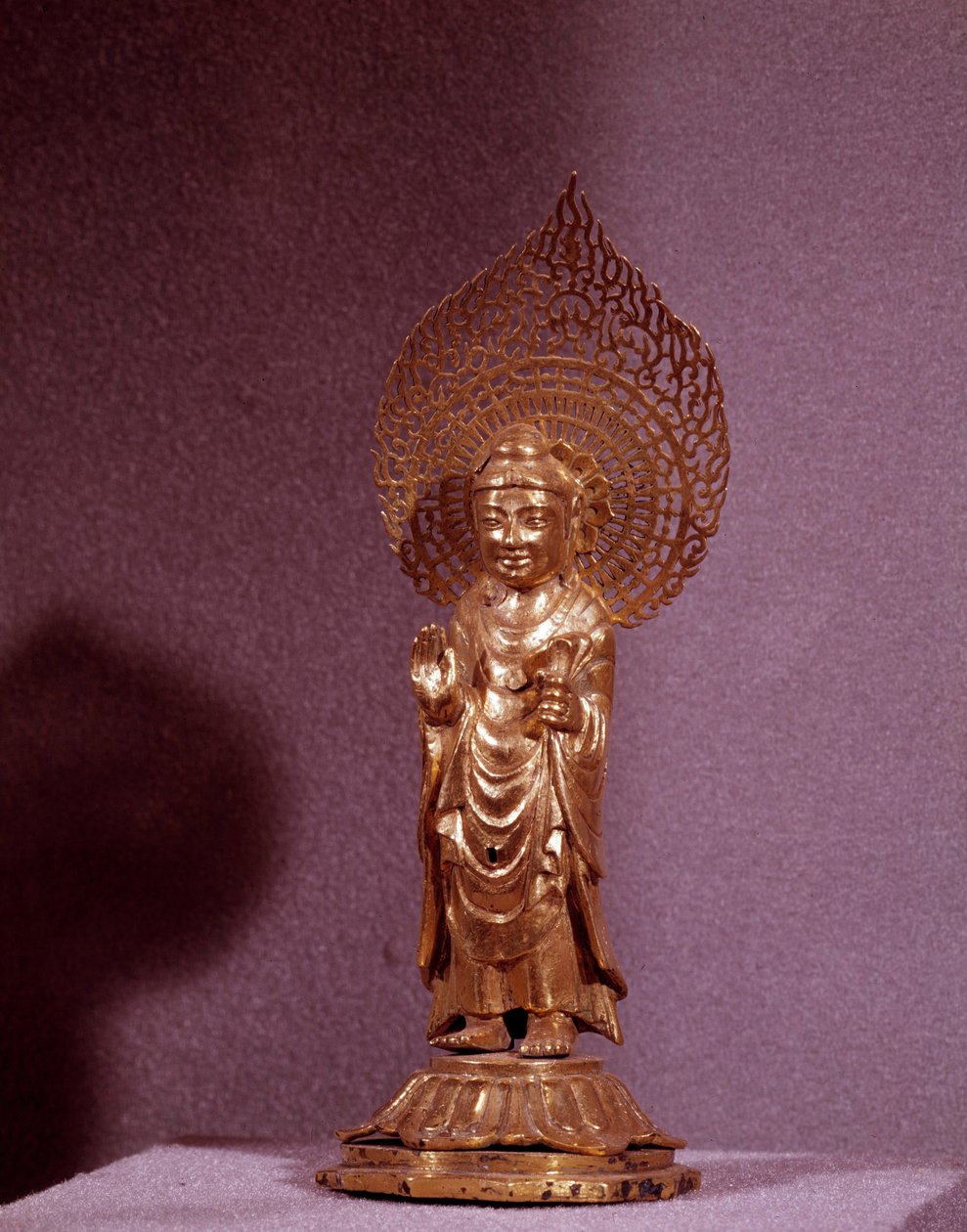 Art Coreen: Buddha Amitabhan esitys, kultainen patsas. Silla-aika. 7-8-luvulla. Korean kansallismuseo tekijältä Korean School
