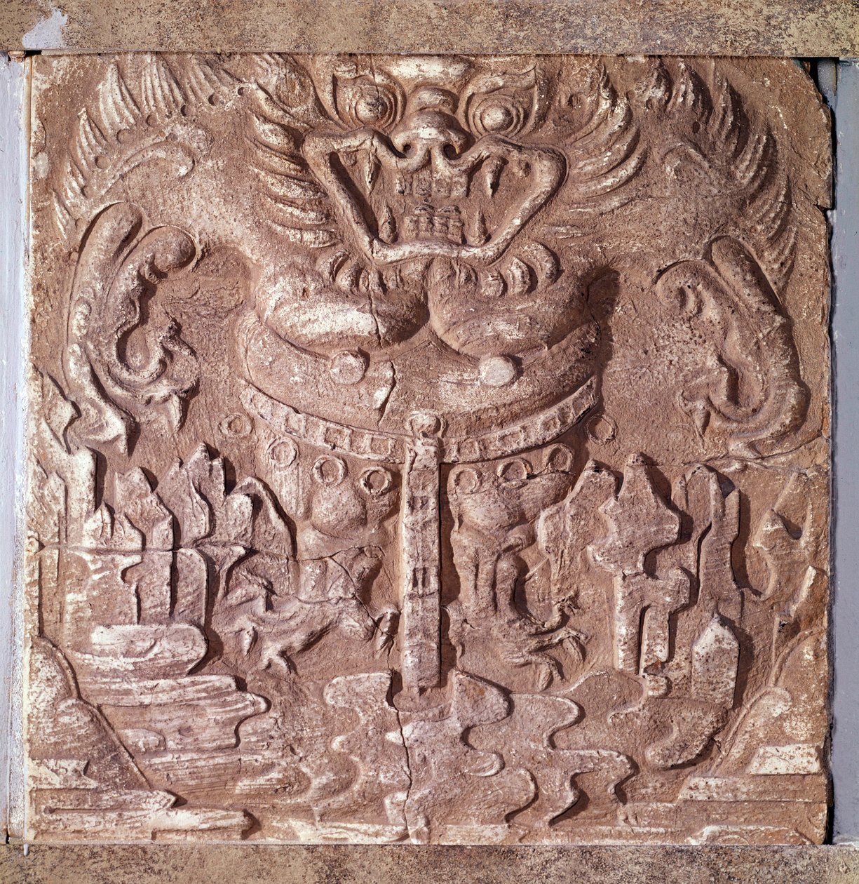 Taiteen ydin: harmaa terrakottatiili, joka kuvaa hirviötä. Paekchen kuningaskunta (tai Paikchei tai Baekje), Korea. 7. vuosisadalla. Korean kansallismuseo tekijältä Korean School