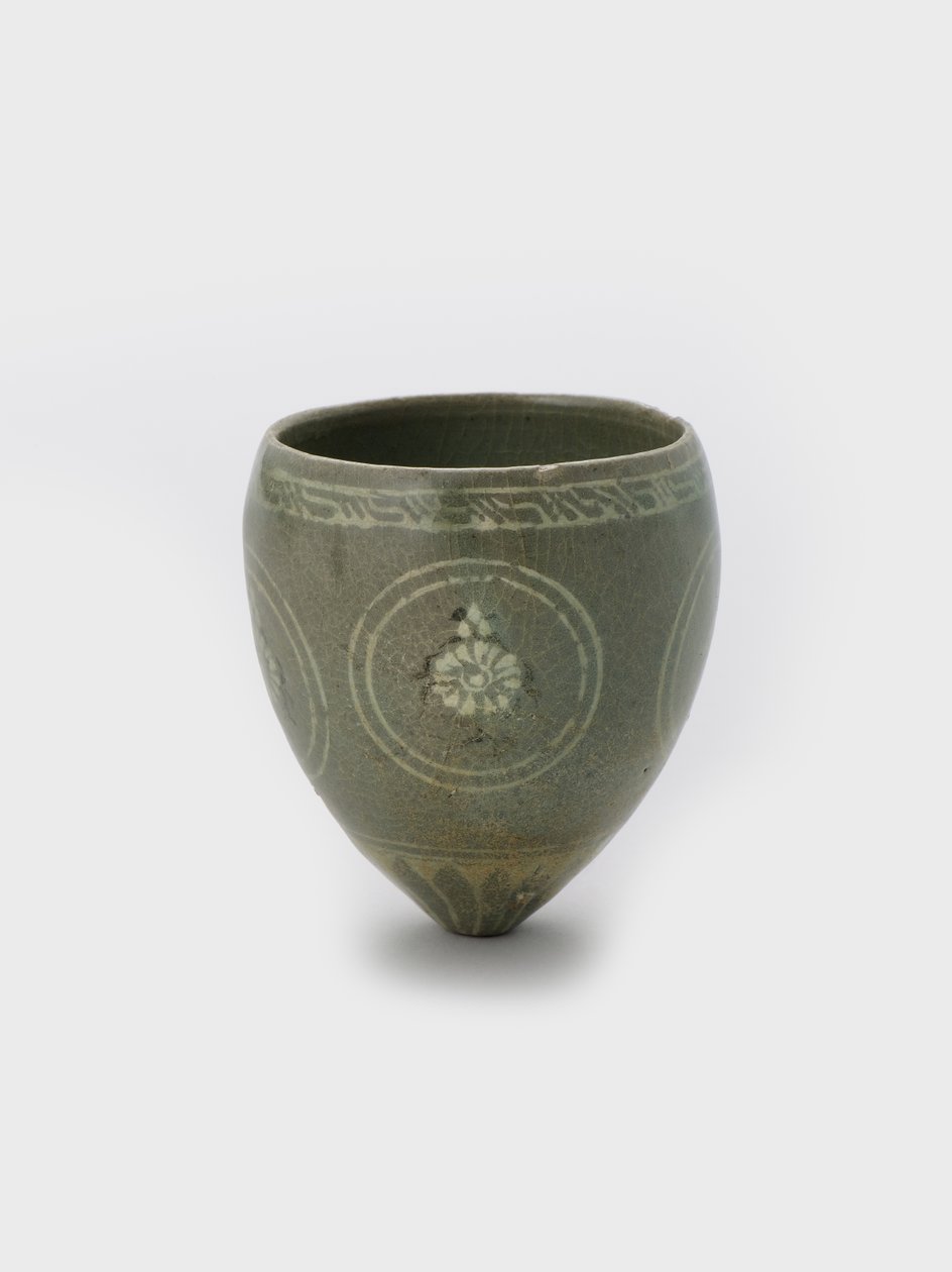 Cup, 1100-luvun loppu (kivitavara upotekoristeella ja celadon lasite) tekijältä Korean School