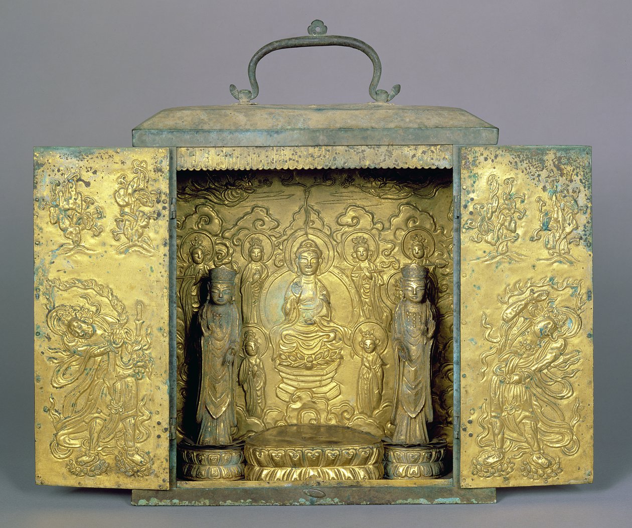 Kannettava buddhalainen pyhäkkö, jossa on kaksi seisovaa bodhisattvaa, buddhalainen kolmikko ja vartijahahmo, Koryo-dynastia (kullattua pronssia, jossa on viilto- ja repouse-koriste) tekijältä Korean School