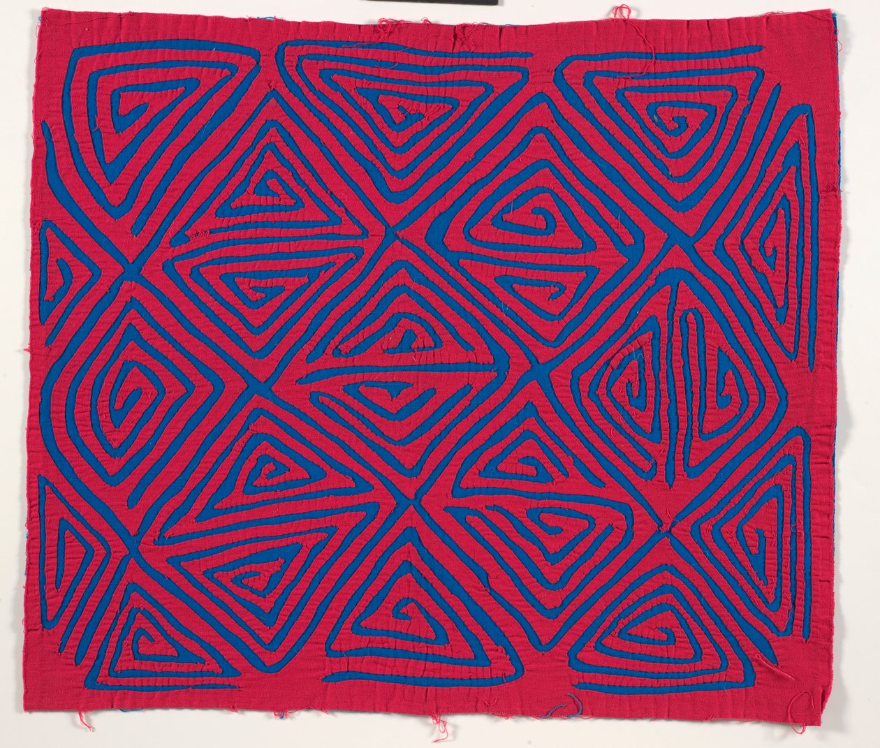 Shirt Panel (mola), n. 1950 (applikoitu puuvilla) tekijältä Kuna Indian Culture