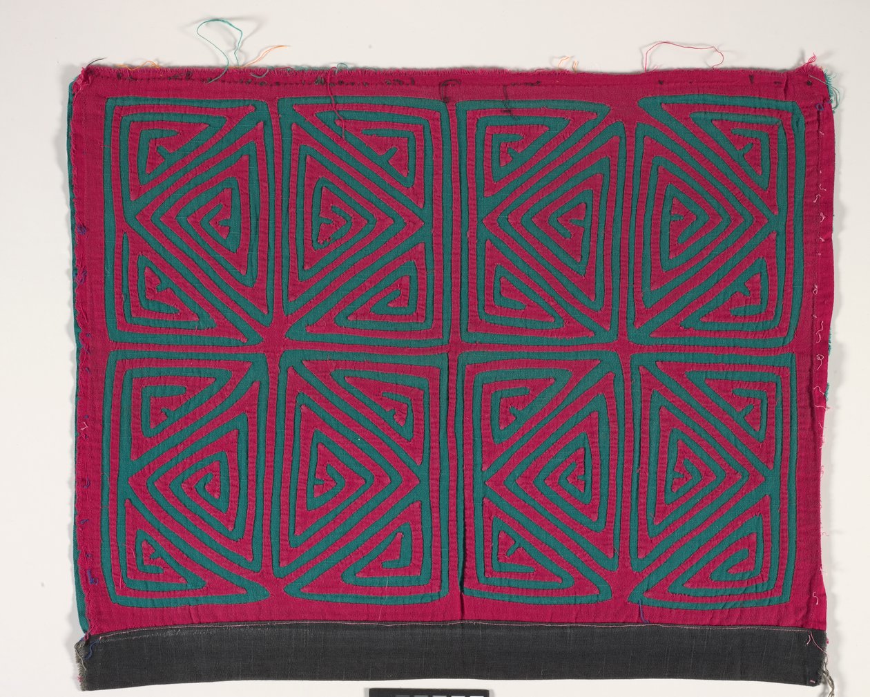 Shirt Panel (mola), n. 1950 (applikoitu puuvilla) tekijältä Kuna Indian Culture