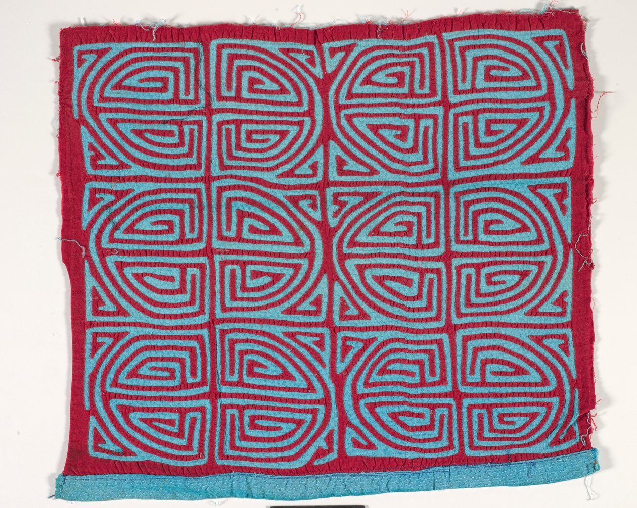 Paitapaneeli (mola) (applikoitu puuvilla) tekijältä Kuna Indian Culture