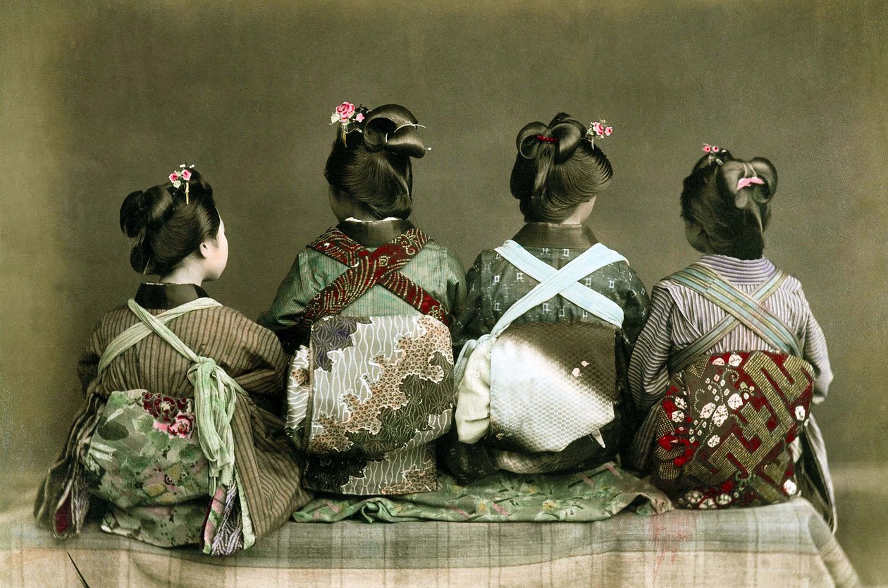 Naisetanssijat, n. 1890 tekijältä Kusakabe Kimbei