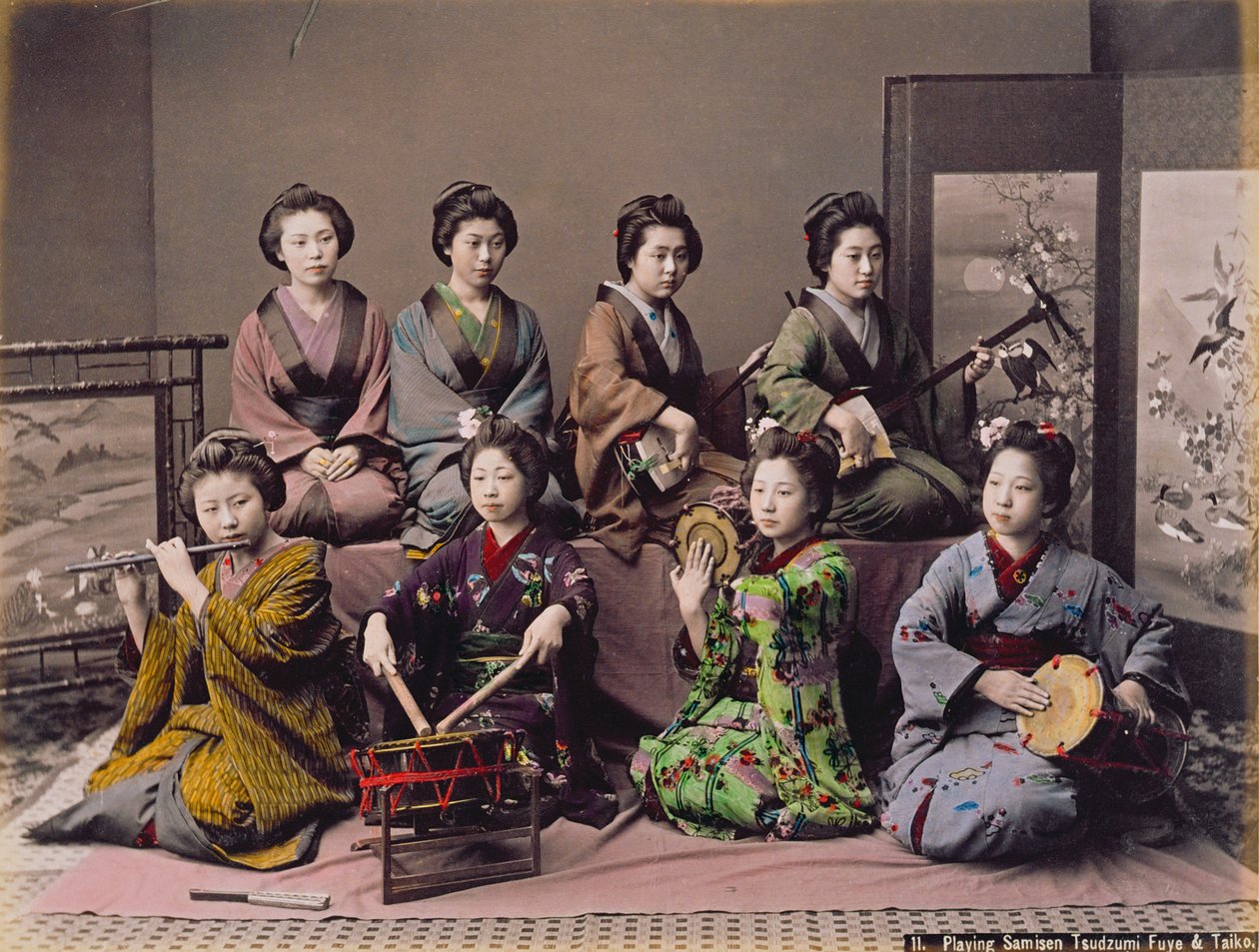 Ryhmä Geisha-tyttöjä soittamassa soittimia (käsinvärinen albumiinipainatus kortissa) tekijältä Kusakabe Kimbei