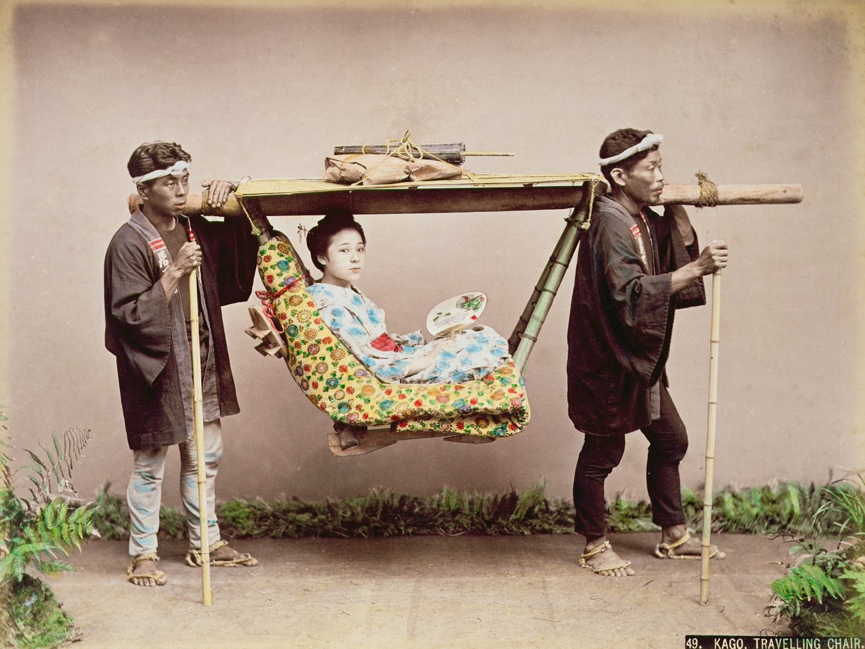Japanilainen geisha, jota kuljetetaan vaunuissa (käsin värjätty valkopainatus kortille) tekijältä Kusakabe Kimbei