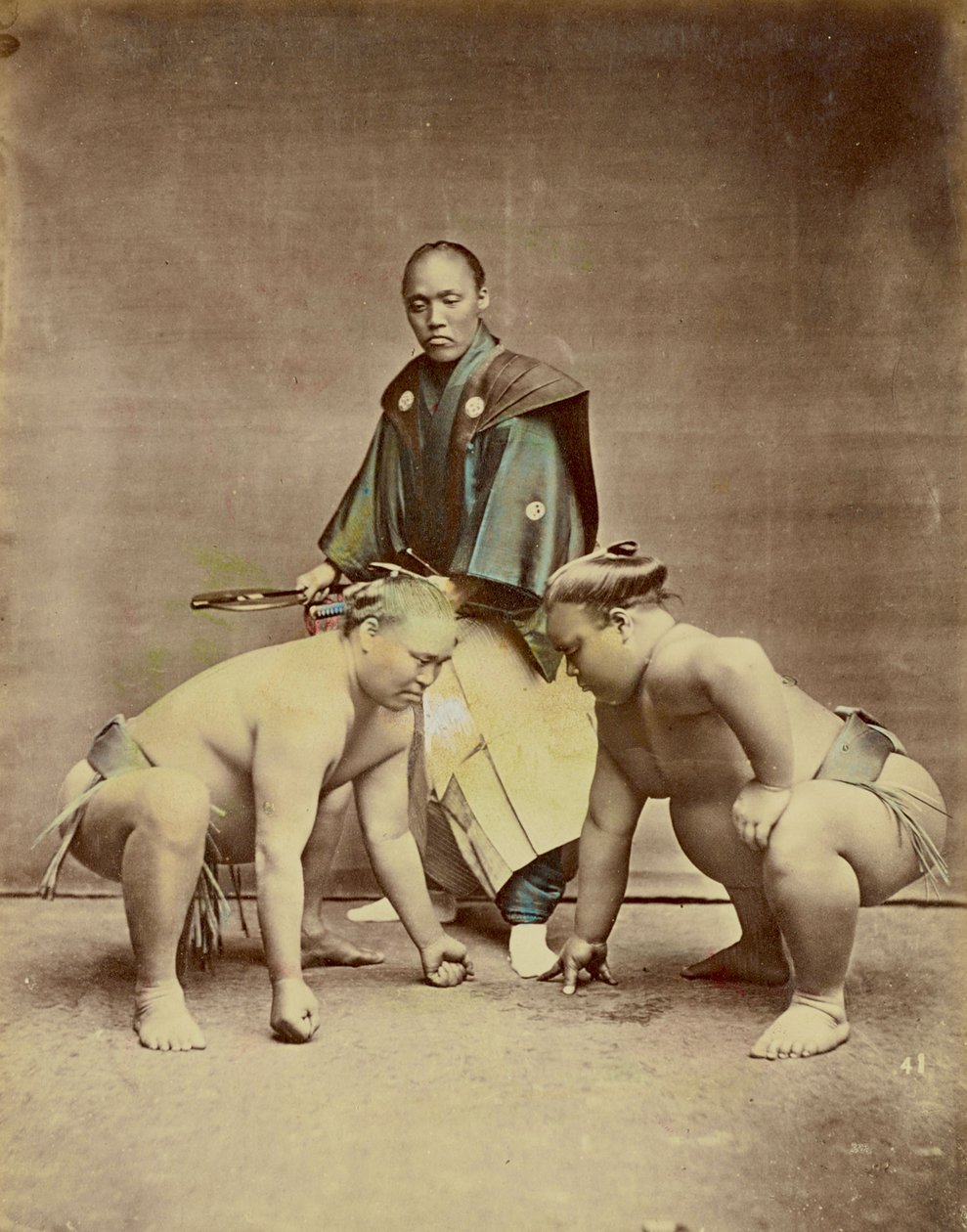 Sumo Wrestlers, n. 1880 (käsinvärinen albumiprintti) tekijältä Kusakabe Kimbei