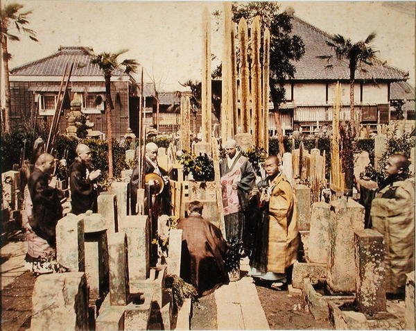 Japanilainen hautajainen (käsinvärinen albumiiniprintti) tekijältä Kusakabe (attr. to) Kimbei