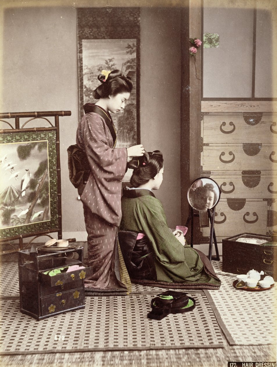 Kampaamo, Japani, n.1880 (käsin värjätty valkopainokuva kortille) tekijältä Kusakabe Kimbei