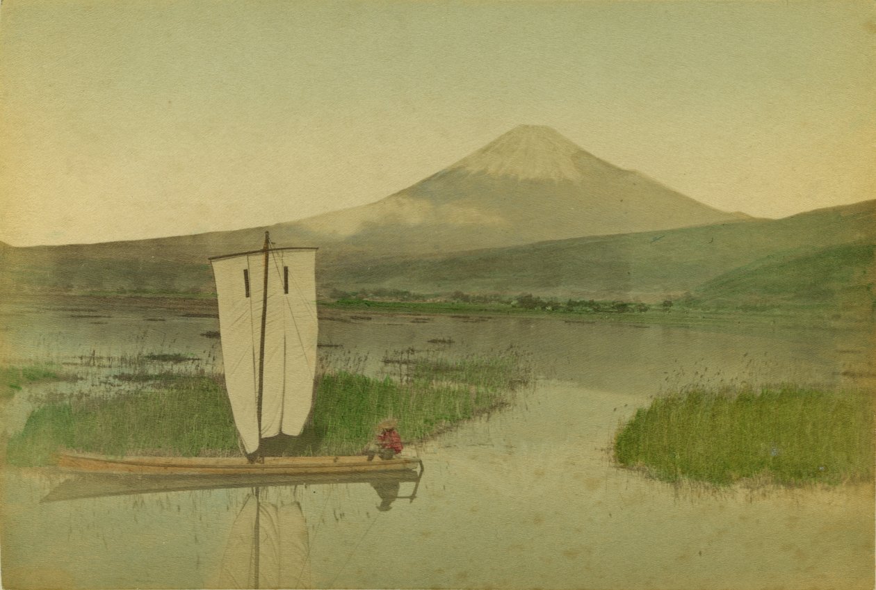Japani: Fuji-Yama (Fuji Yama) purjeveneellä etualalla Hokome-järvellä tekijältä Kusakabe Kimbei