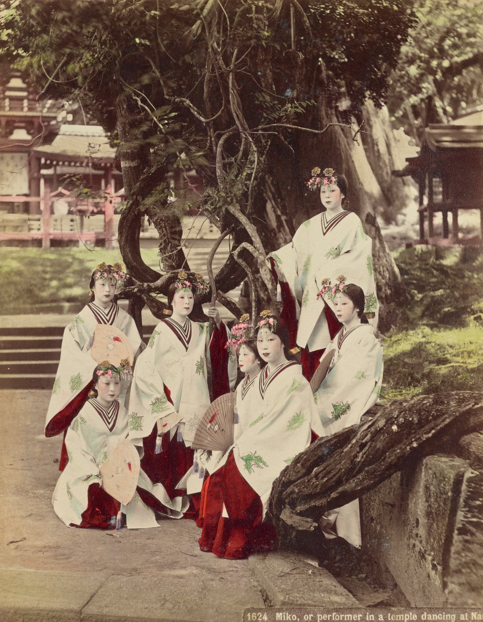 Miko, tai Performing in A Temple Dancing at Nara, noin 1890 tekijältä Kusakabe Kimbei