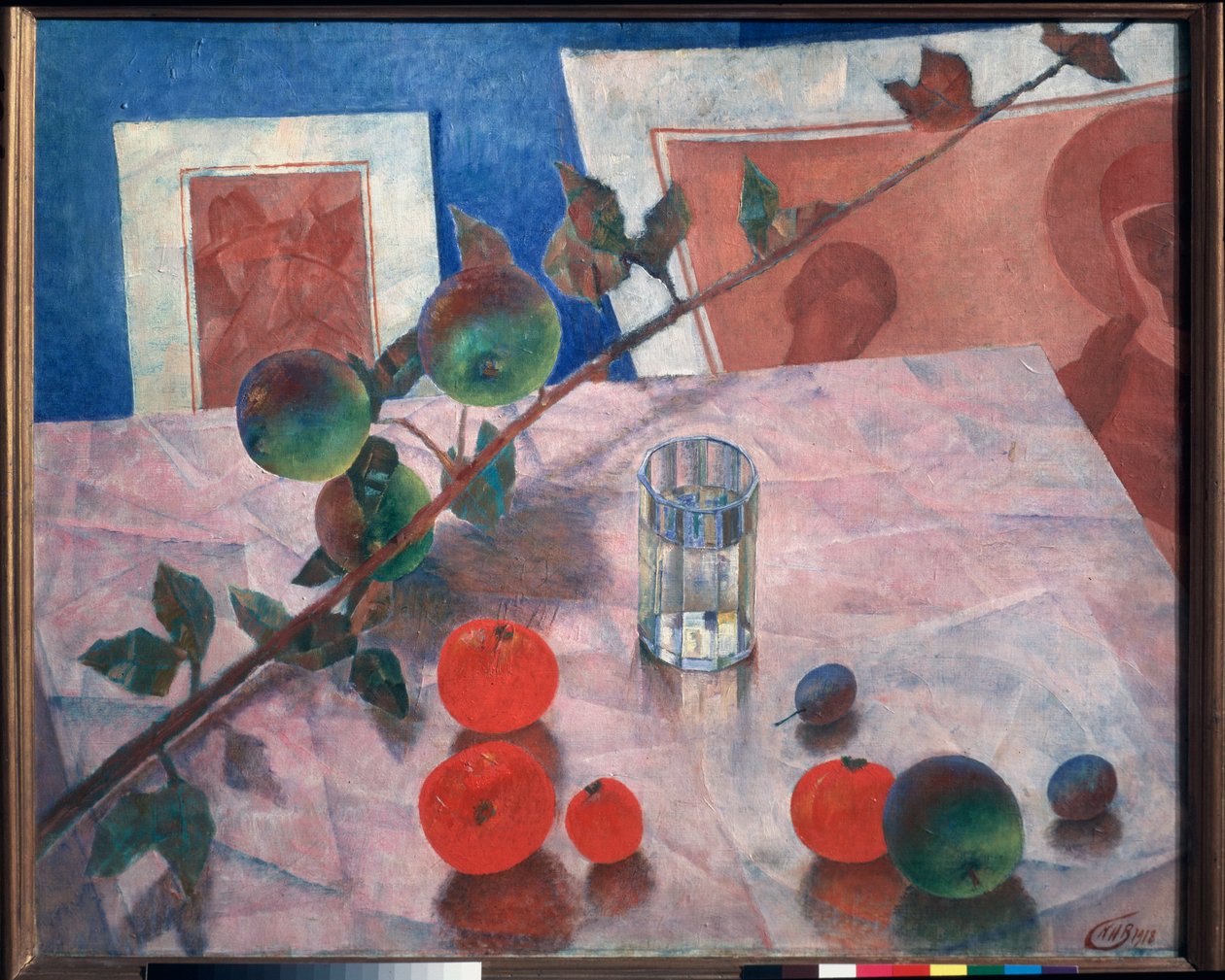 Asetelma vaaleanpunaisena. (pöydän kulmassa, kaiverrusten edessä, lasillinen vettä, omenapuun oksa, luumut ja tomaatit). Kuzma Sergejevitš Petrov Vodkin (Petrov-Vodkin) (Kouzma Petrov Vodkin) (Petrov-Vodkin) (1878-1939), öljymaalaus tekijältä Kuzma Sergeevich Petrov Vodkin