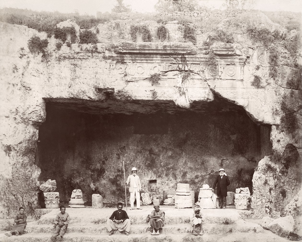 Conrad Schick (oikealla) Kuninkaiden haudalla, Jerusalemissa, 1897 tekijältä L. Schoenecke