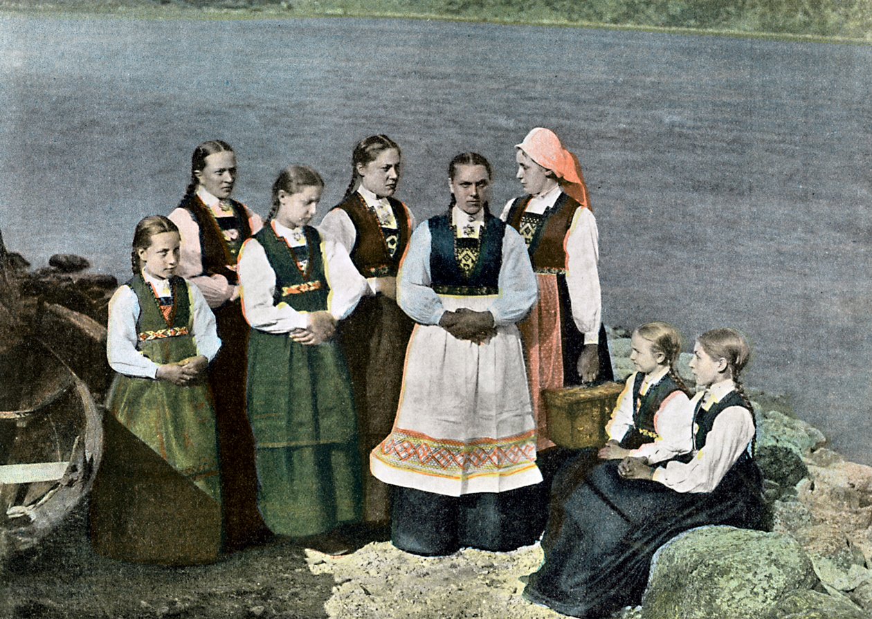 Naiset ja lapset kansallispuvussa, Sognafjorden, Norja, c1890 tekijältä L Boulanger