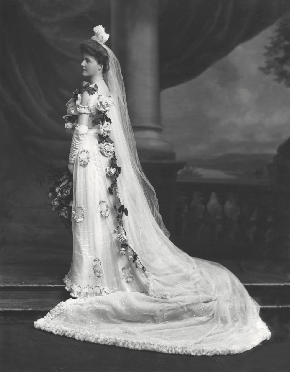 Miss Sheila Cooper, valokuvattu hänen esittelynsä yhteydessä hovissa tekijältä Lafayette Studio