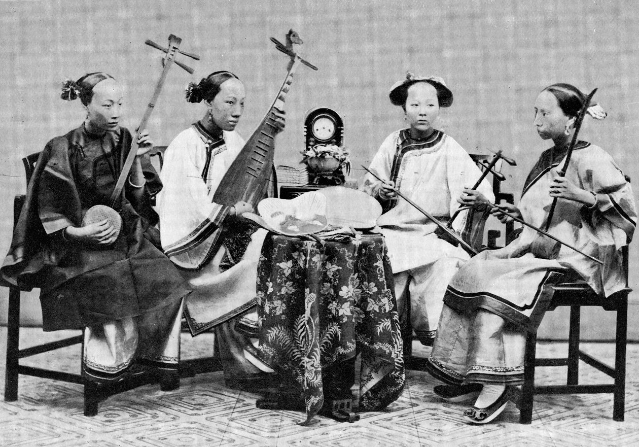 Naismuusikot perinteisillä kiinalaisilla soittimilla Hongkongissa, n. 1885 (bw kuva) tekijältä Lai Afong