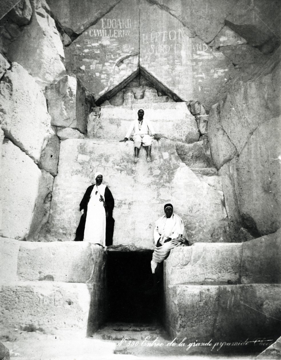 Kheopsin suuren pyramidin sisäänkäynti, noin 1880. tekijältä Langaki