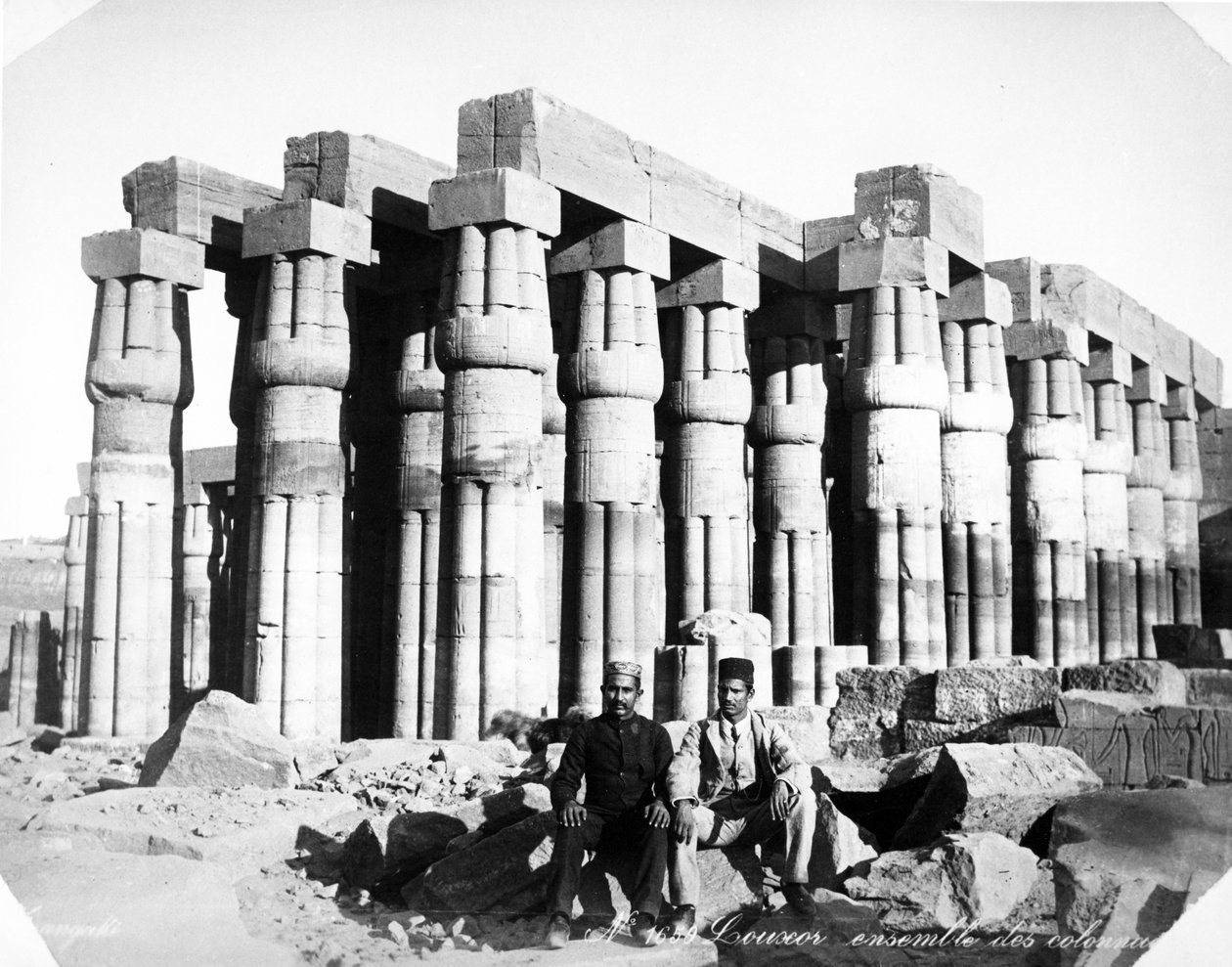 Näkymä Amenhotep III:n hovin pylväskäytävästä Luxorissa, noin 1880. tekijältä Langaki