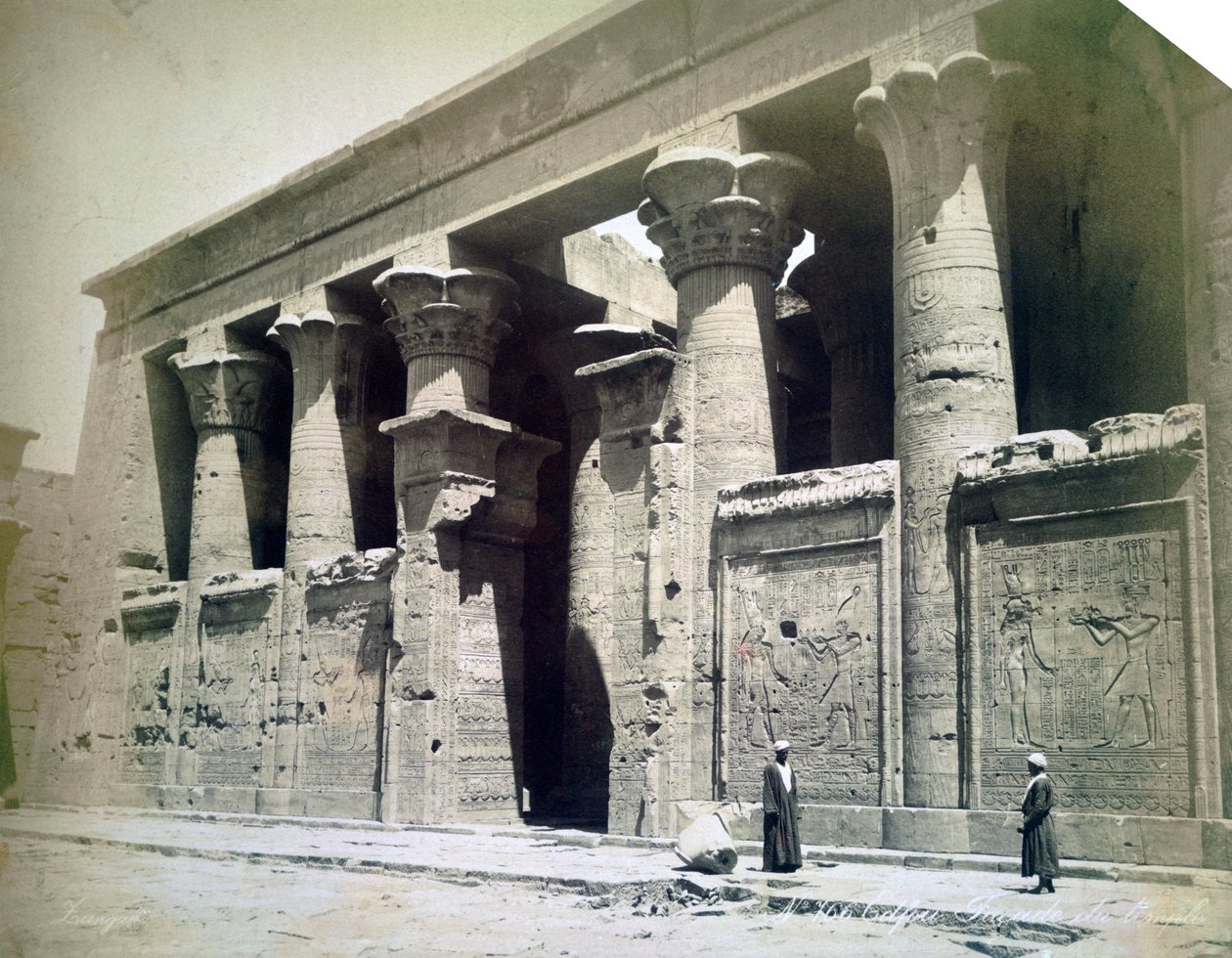 Temppelin julkisivu, Edfu, Egypti, 1800-luku tekijältä Langaki