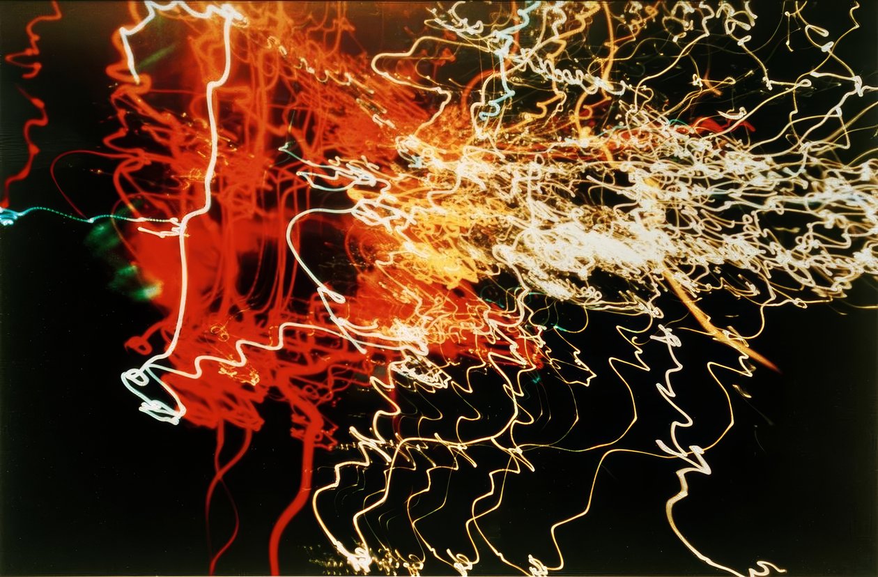 Ohne Titel (Automaattiset ajovalot valkoinen, oranssi ja punainen, liikenne kiemurtelee) tekijältä Laszlo Moholy Nagy