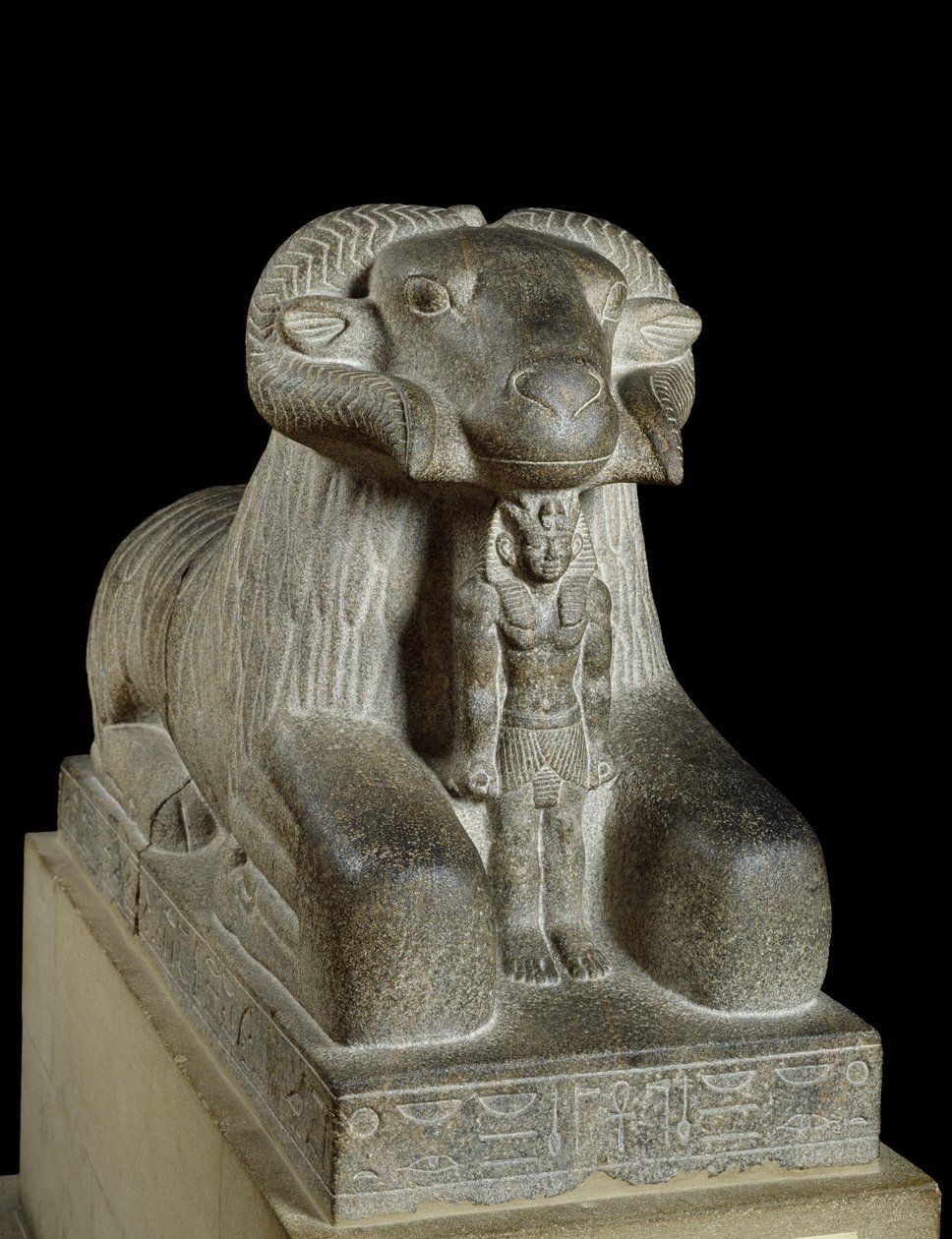 Amunin pässin patsas, noin 680 eKr. graniittia tekijältä Late Period Egyptian