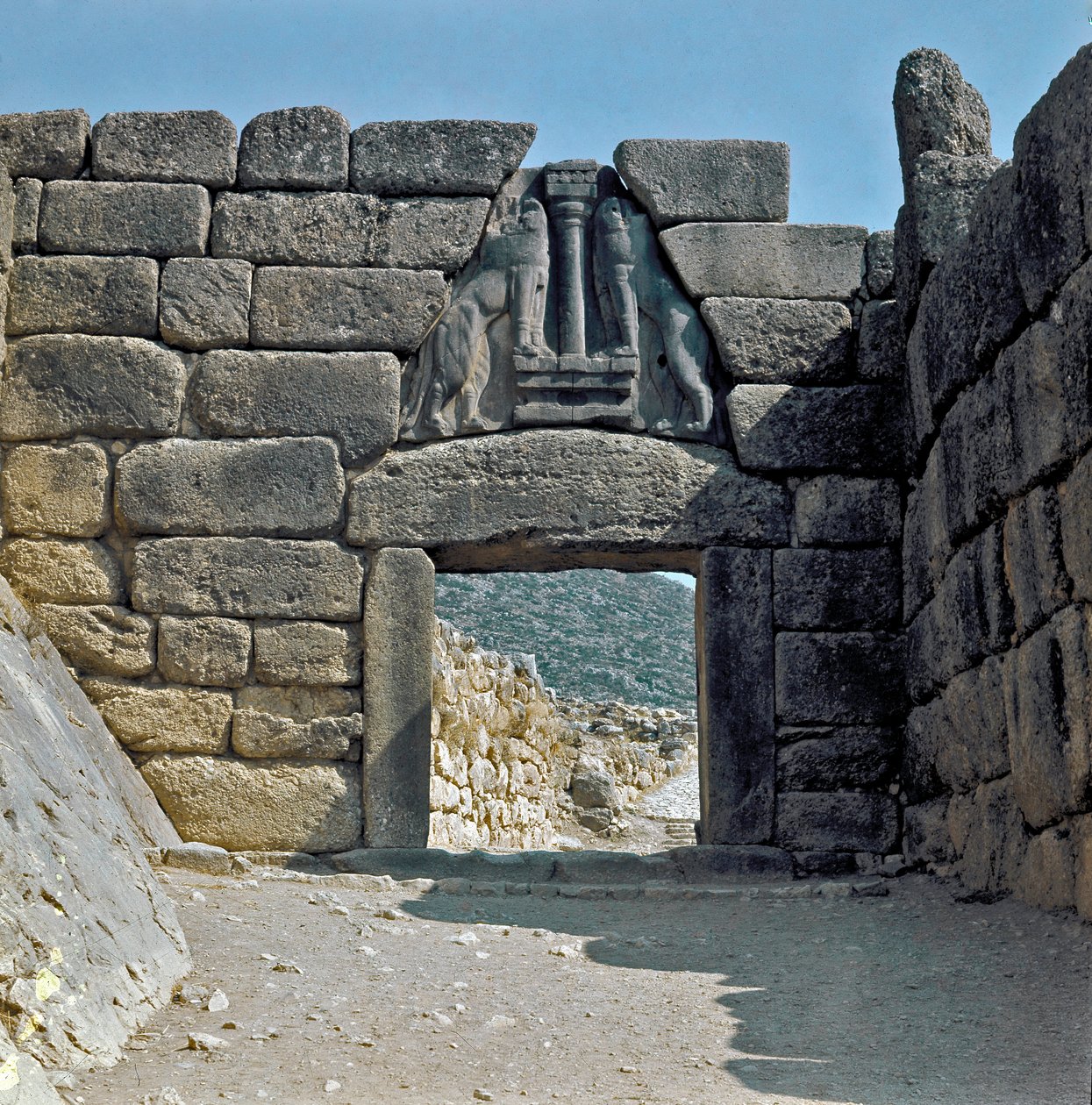 Leijonien portti: Muinaisen Mykeneen kaupungin paikka Peloponnesoksessa (1500-1100 eKr.) Kreikka tekijältä Late Helladic Period Mycenaean
